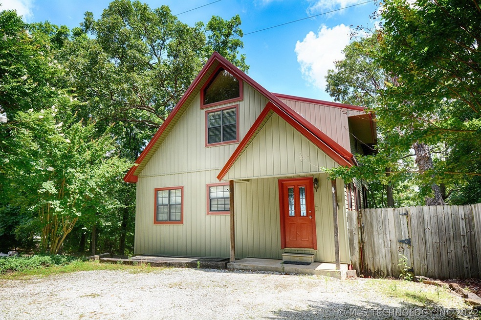 COME AND ENJOY YEAR ROUND LAKE VIEWS!! Move In Rea