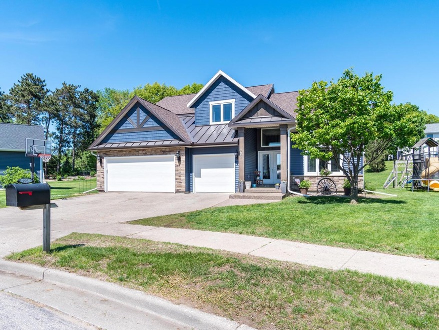 01_905PackerDr_Exterior1