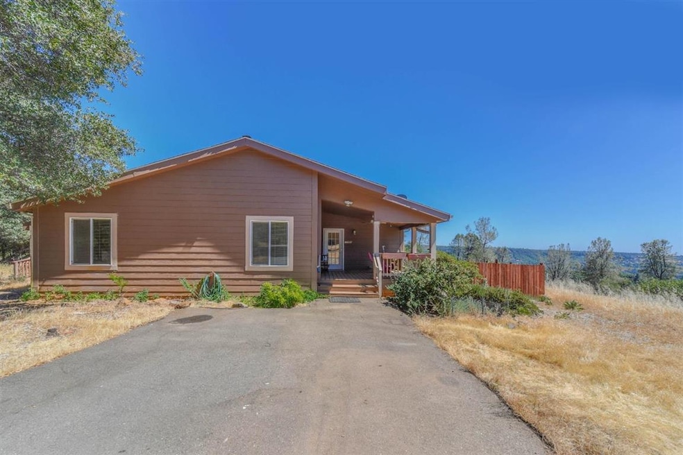 Well-maintained mobile home with 3 bedrooms and 2 