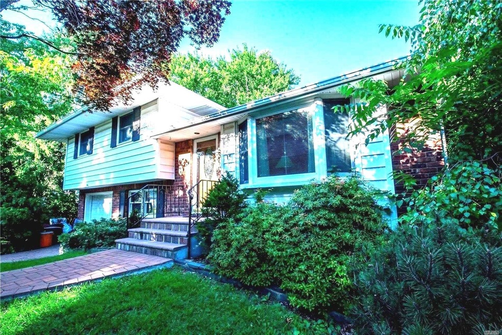 15 Sparton Ln, ComMacK, NY 11725 - photo 1