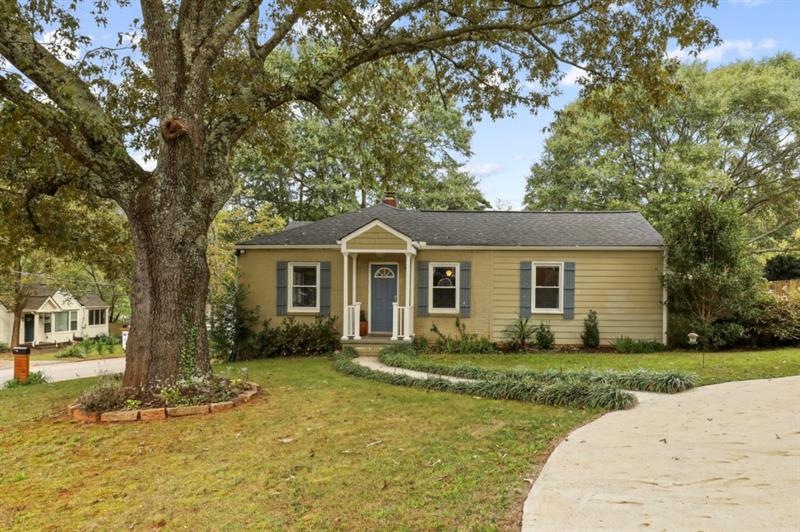 Prime Outdoor Living meets Fantastic Intown Location!