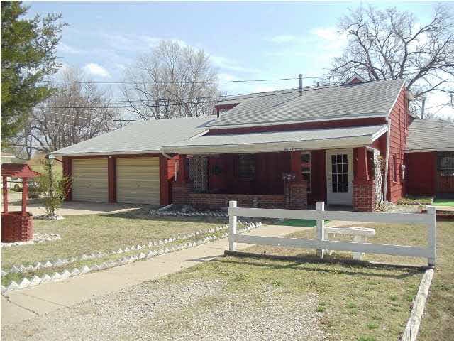 Great home with a commerical zoned room (former be