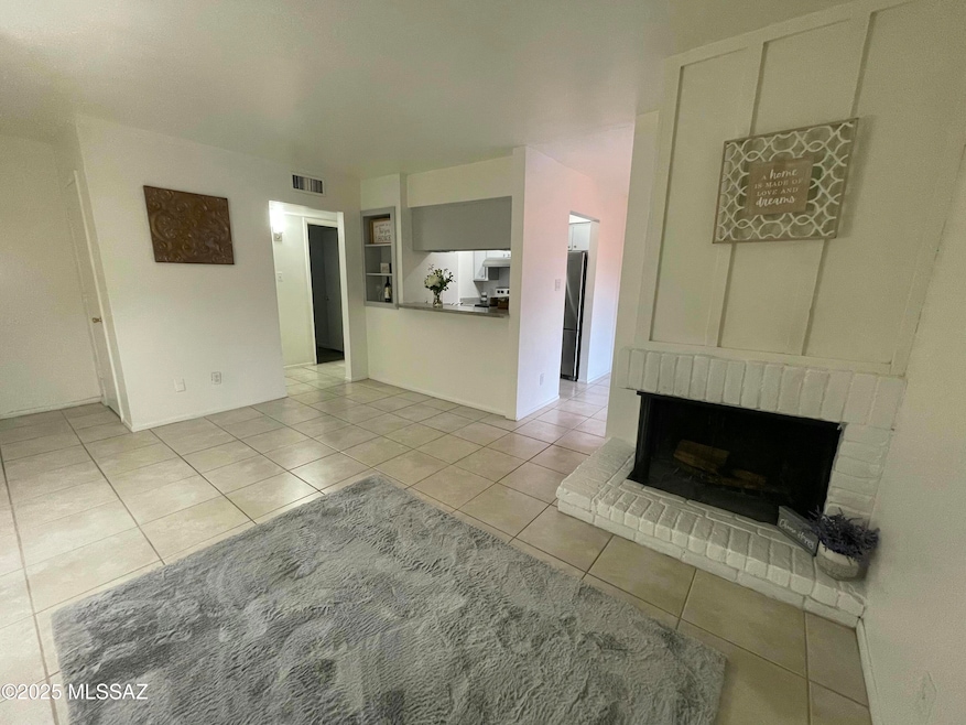 Living room w/fireplace