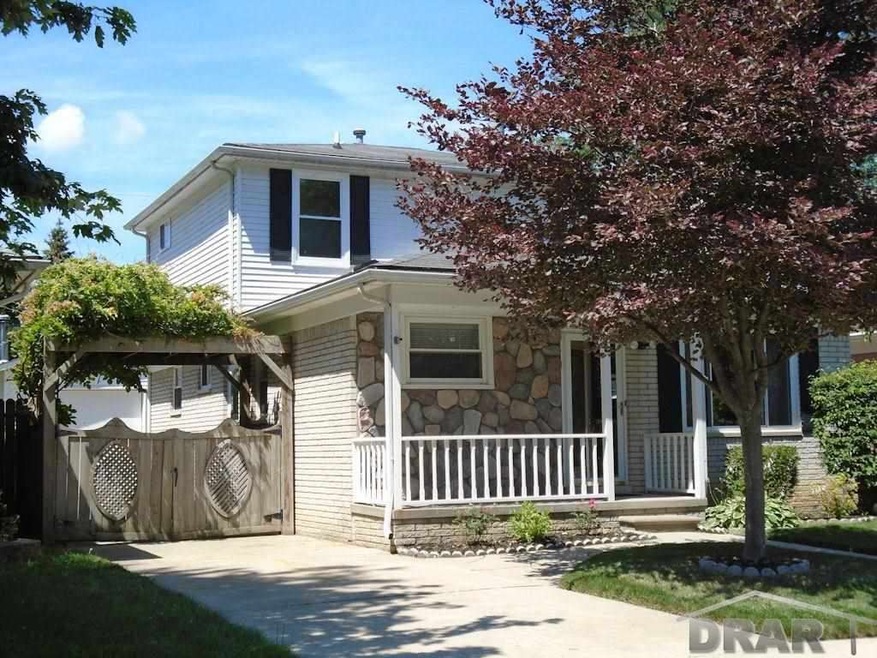 3 Bedroom, 2.5 bath, 1560 raised ranch with main f