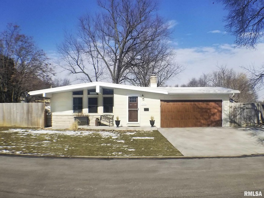 1520 Broadview Dr, Bettendorf, IA 52722 - photo 1