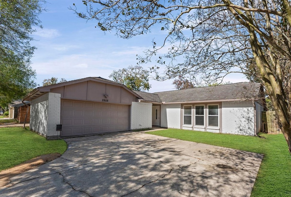 2808 Pinewood Dr, League City, TX 77573 - photo 1