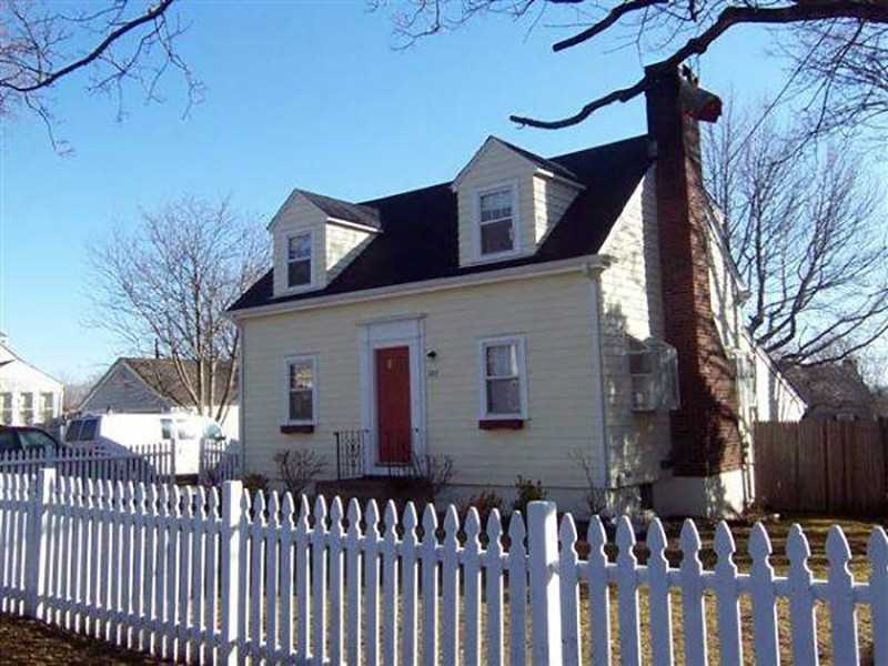 233 N Fenner Ave, Middletown, RI 02842 - photo 1