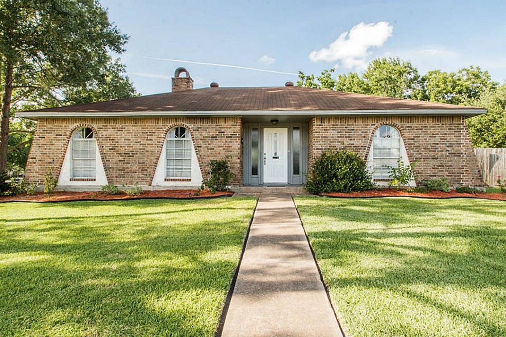 16411 Oxnard Ln, Friendswood, TX 77546 - photo 1