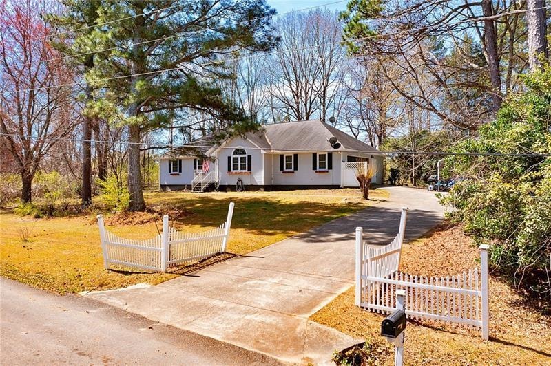 302 Owens Cir NE, Calhoun, GA 30701 - photo 1