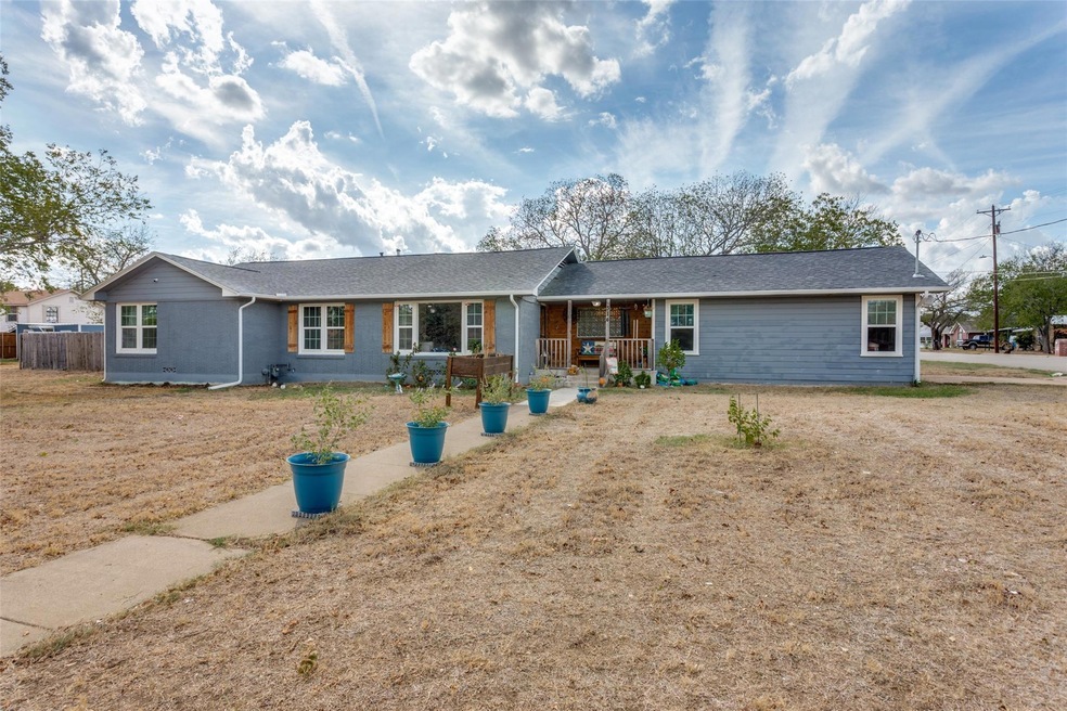 314 S Bowie Dr, Weatherford, TX 76086 - photo 1