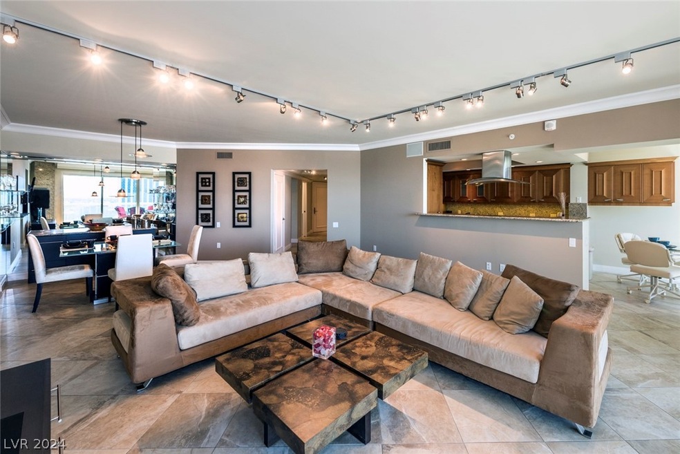 GREAT ROOM DINING WITH OPEN KITCHEN