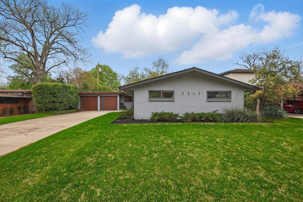 View of front facade with concrete driveway and a 
