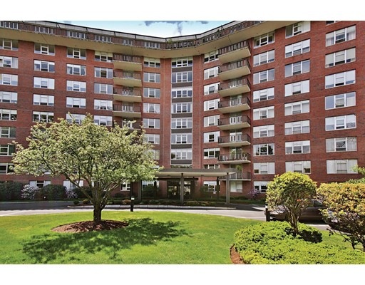 Imperial Towers unit 707, Chestnut Hill, MA 02467 - photo 1