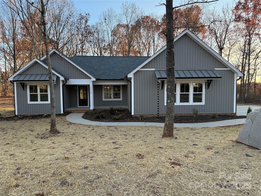 1928 Friendly Ln, Newton, NC 28658 - photo 1