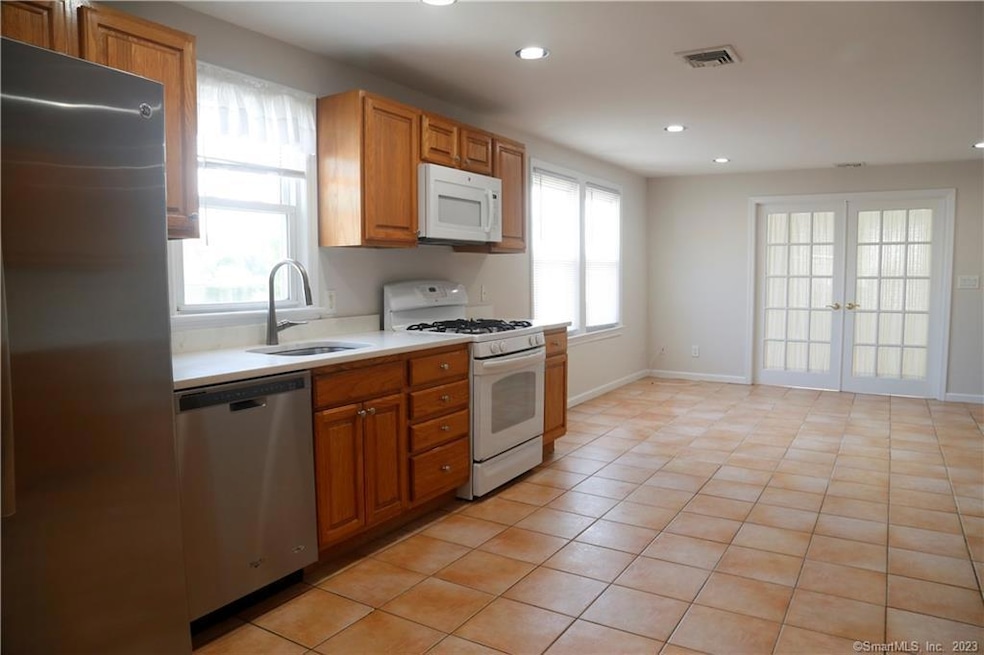 12 Fahey St unit 2, Stamford, CT 06907 - photo 1