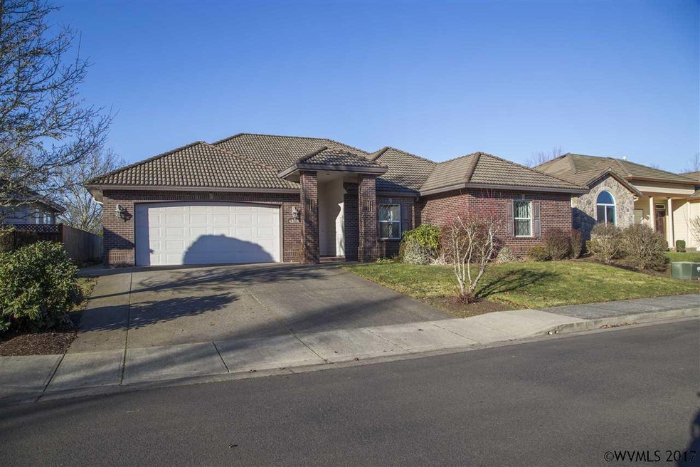 9' ceilings and many many upgraded amenities!