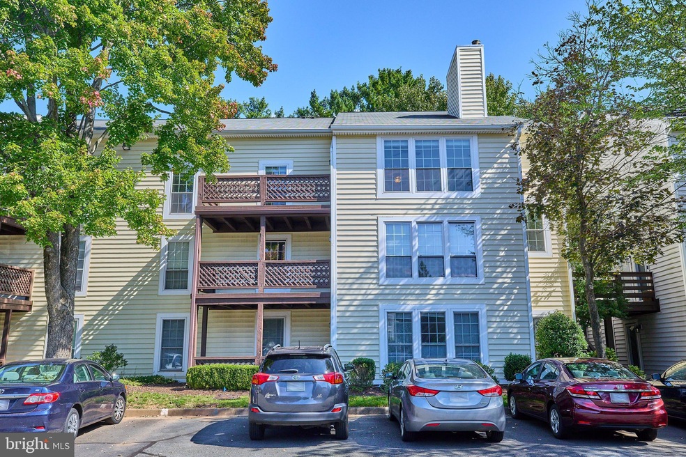 10068 Oakton Terrace Rd, Oakton, VA 22124 - photo 1