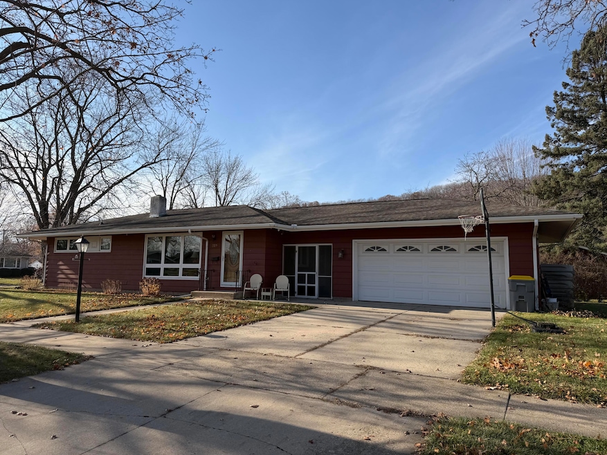 220 S Maple St, La Crescent, MN 55947 - photo 1