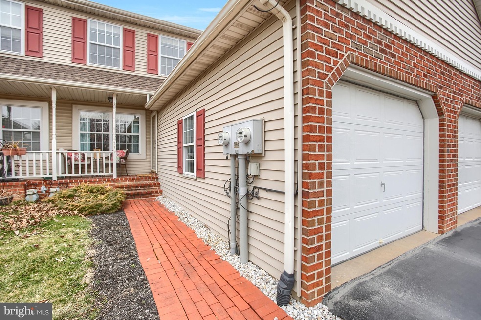 279 W Fulton St, New Holland, PA 17557 - photo 1