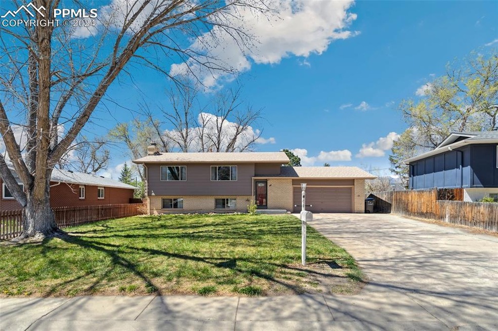 View of front of property with a garage and a fron