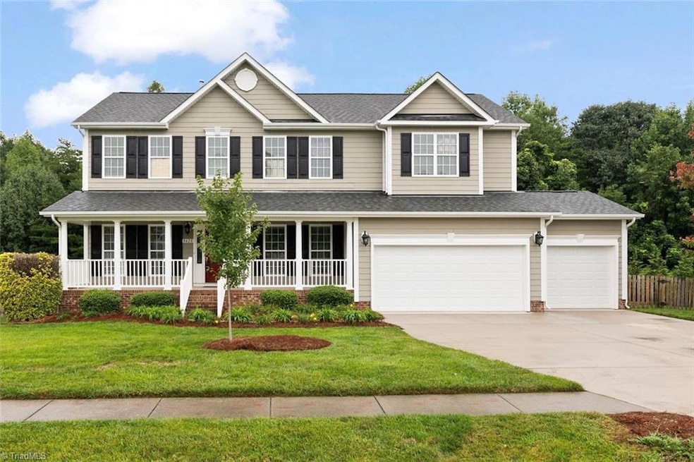 Welcome Home!! This home is ready for you to move in!  Freshly painted, and carpets cleaned all you have to do is move in your furniture!!