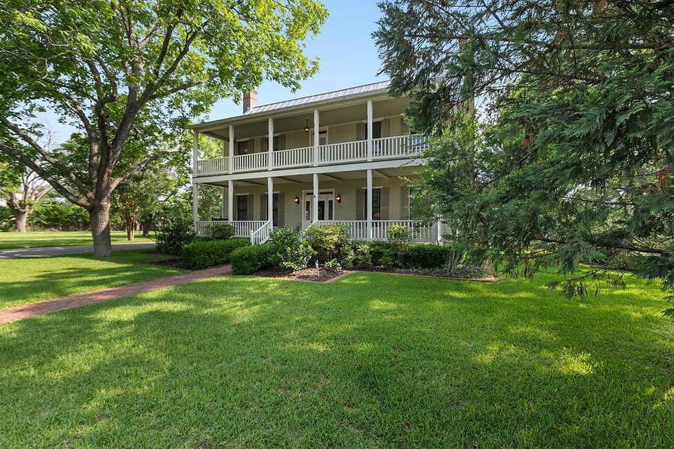 605 W Austin St, Fredericksburg, TX 78624 - photo 1