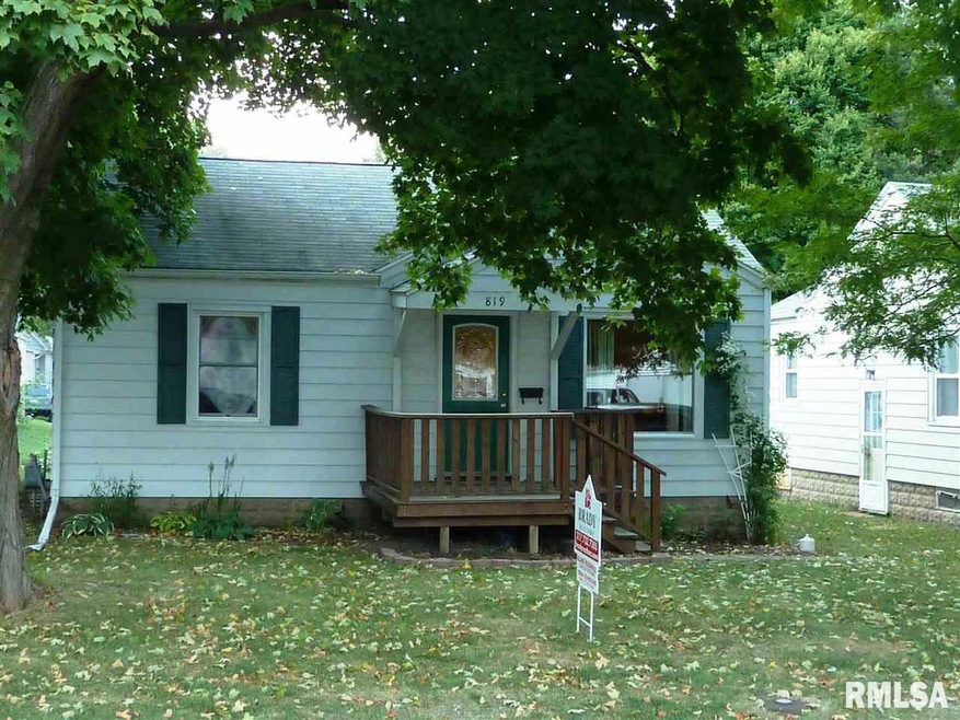 819 N Hamilton St, Lincoln, IL 62656 - photo 1