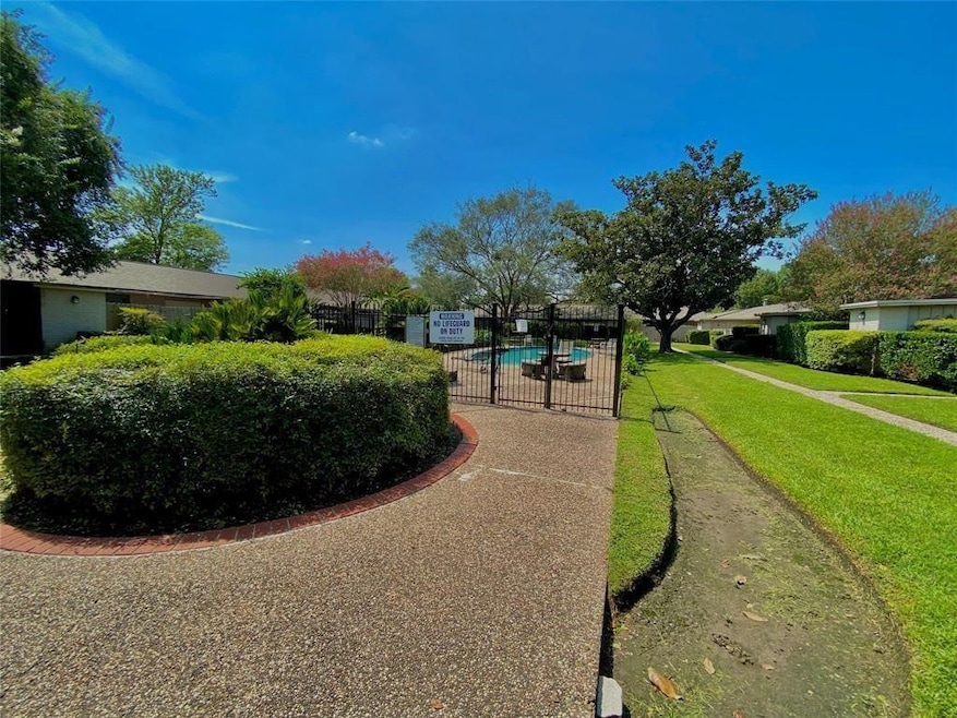 1529 Wirt Rd unit 30, Houston, TX 77055 - photo 1