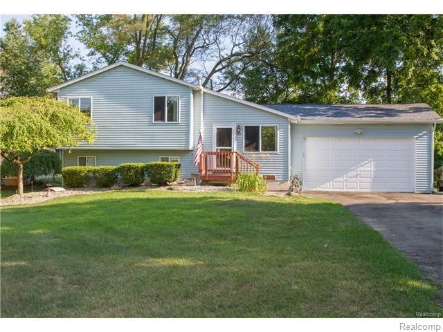 7031 Lanore St, Waterford, MI 48327 - photo 1