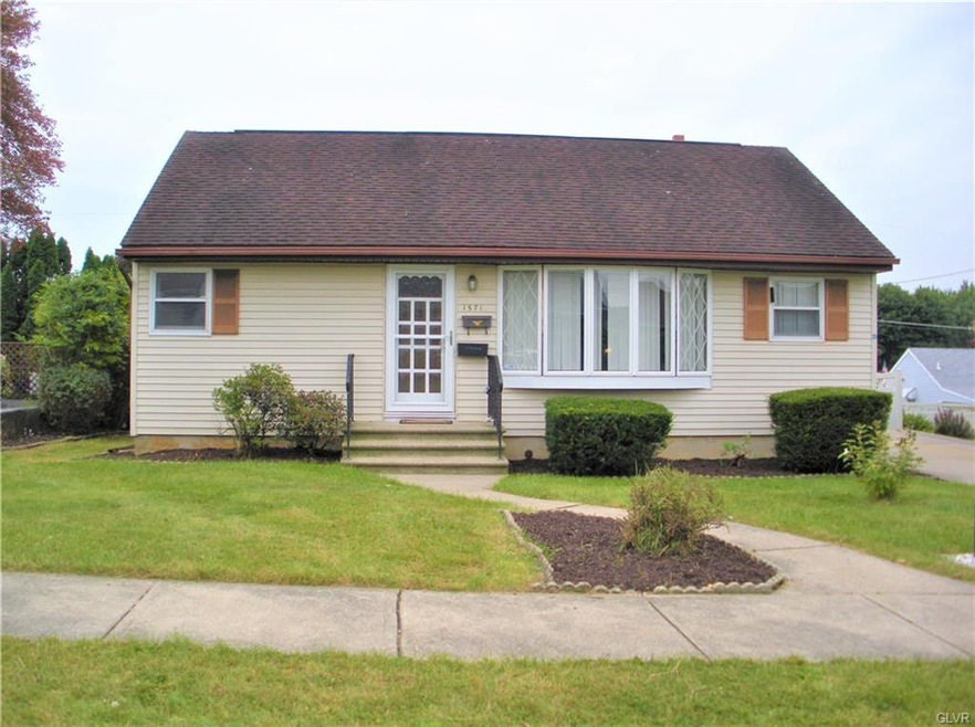 1571 Eastwood Dr, Bethlehem, PA 18018 - photo 1