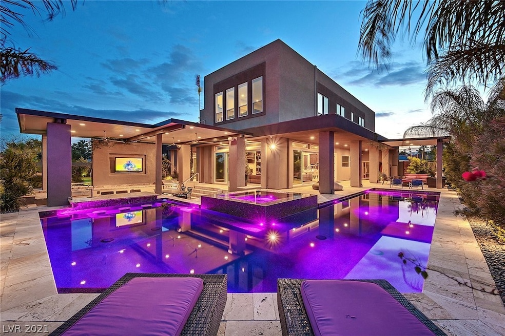 An Entertainer's dream inside and out, this Desert