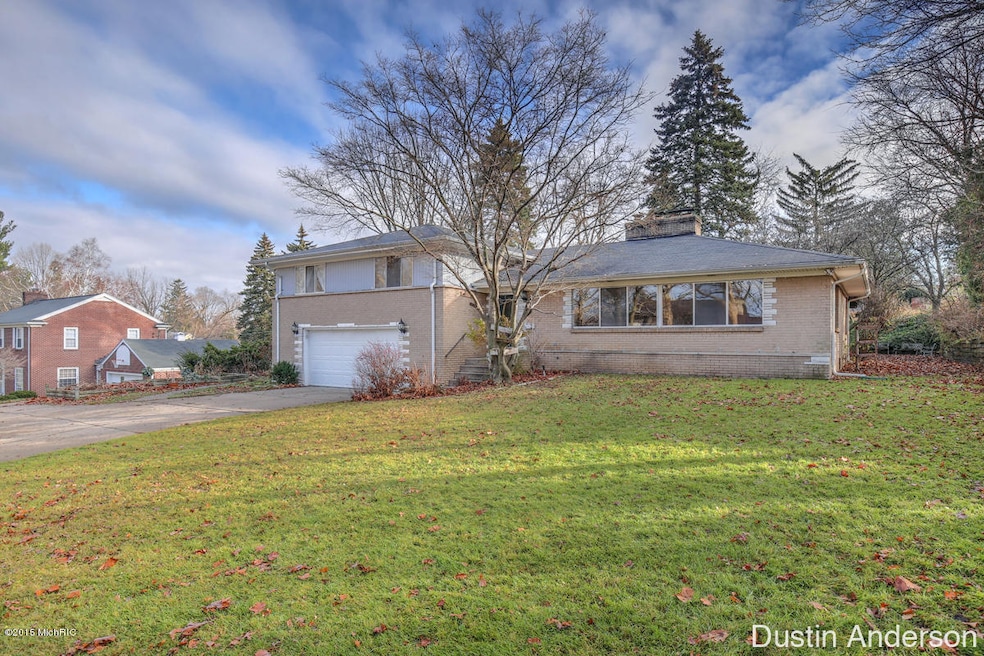 1906 Meadowfield Dr NE, Grand Rapids, MI 49505 - photo 1