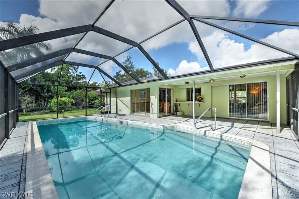 Spacious Lanai Under Truss