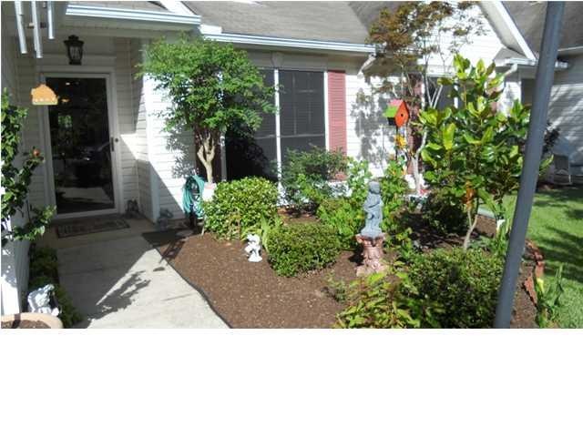 Welcome, relax and enjoy the nicely landscaped yar