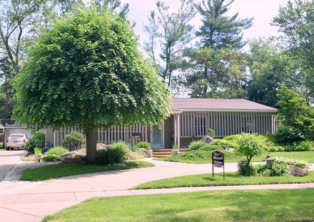 Spacious ranch with circular drive