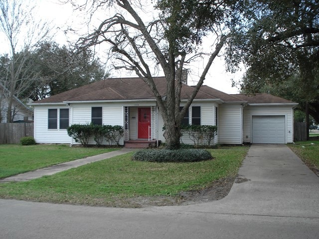 1900 Avenue M, Bay City, TX 77414 - photo 1