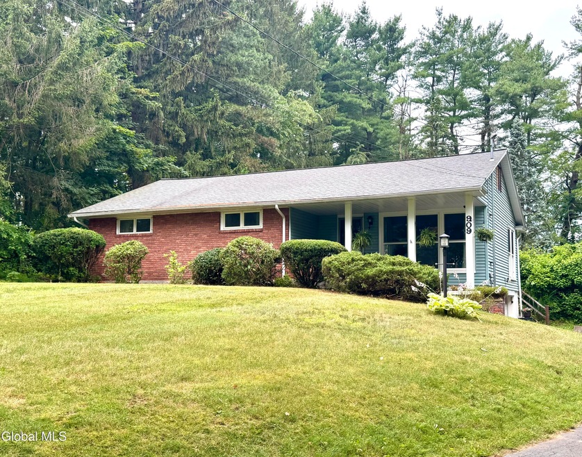 909 Ash Tree Ln, Schenectady, NY 12309 - photo 1