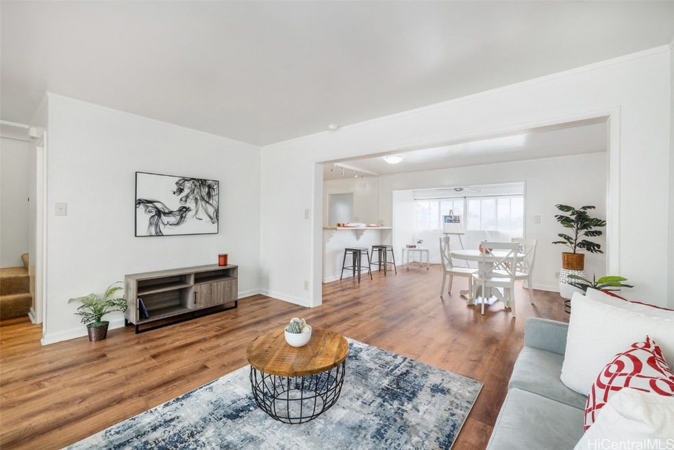 Bright and Breezy! This lovely unit features newer