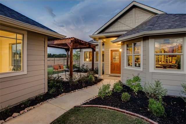 Front yard courtyard with beautiful path to front 