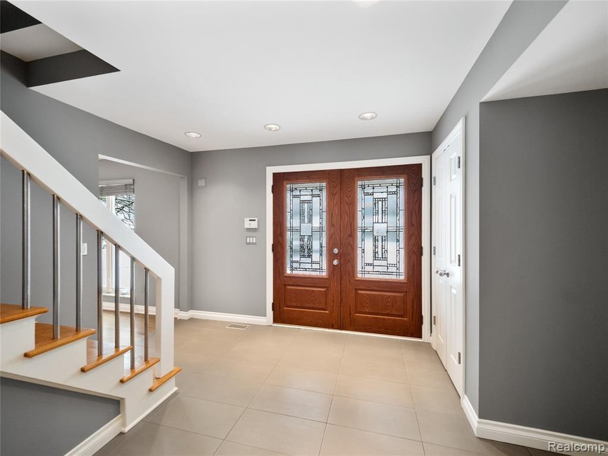 6043 Ledgeway Dr, West Bloomfield, MI 48322 - photo 1