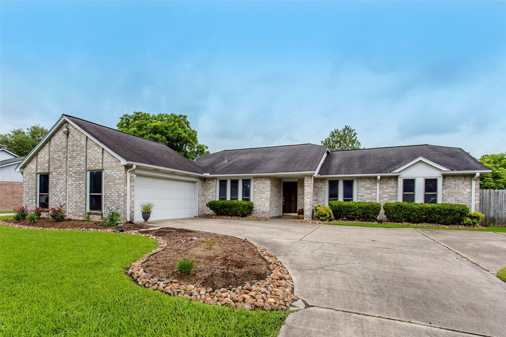 1403 Bayou Oak Dr, Friendswood, TX 77546 - photo 1