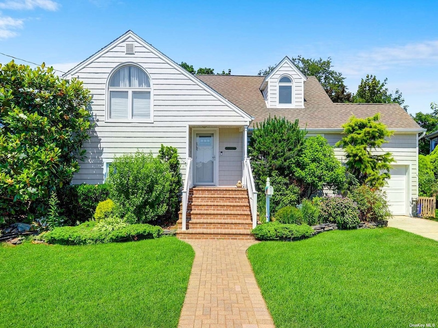 2854 Alfred Ct, Oceanside, NY 11572 - photo 1