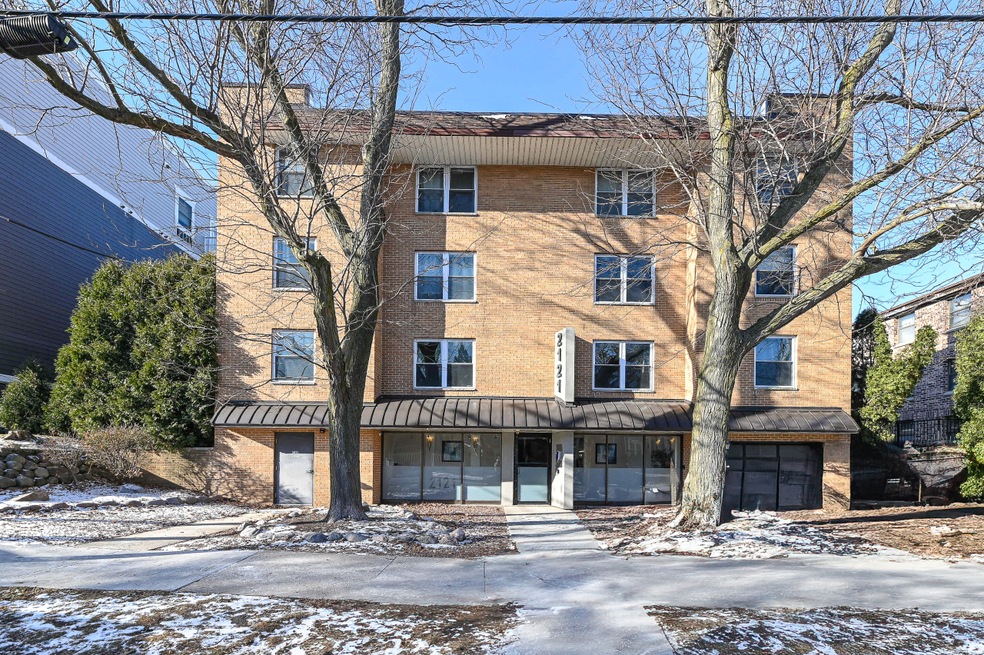 2121 N Cambridge Ave 204