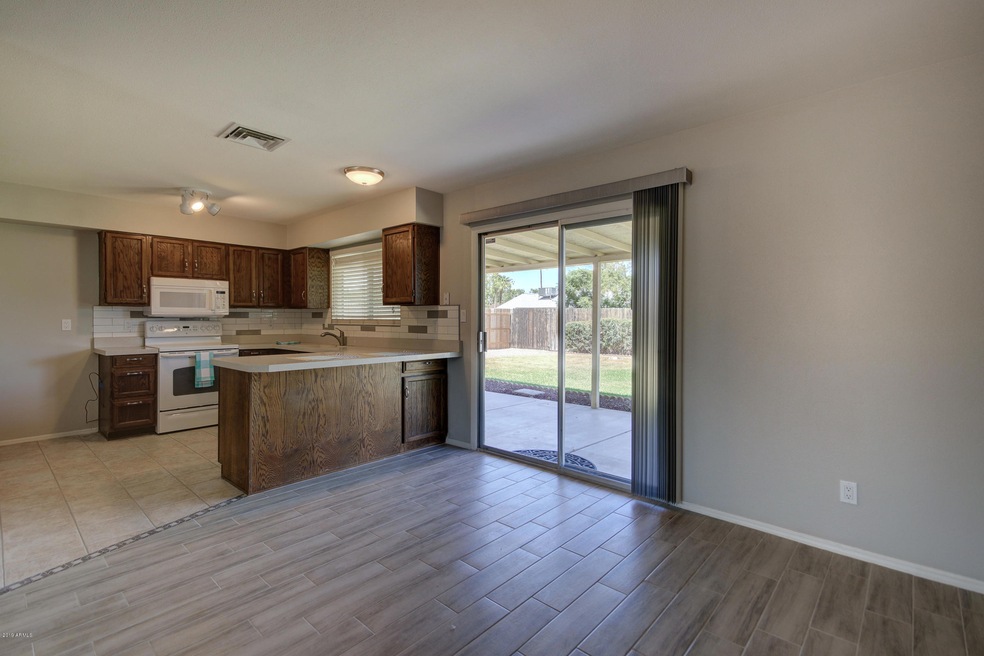 1604 W Temple St-11