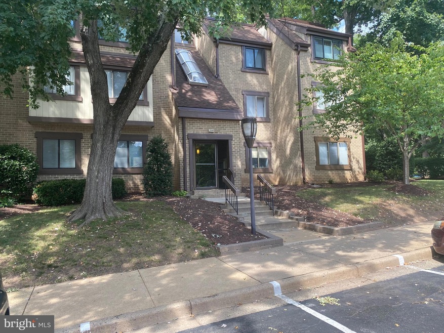 1646 Parkcrest Cir unit 100, Reston, VA 20190 - photo 1