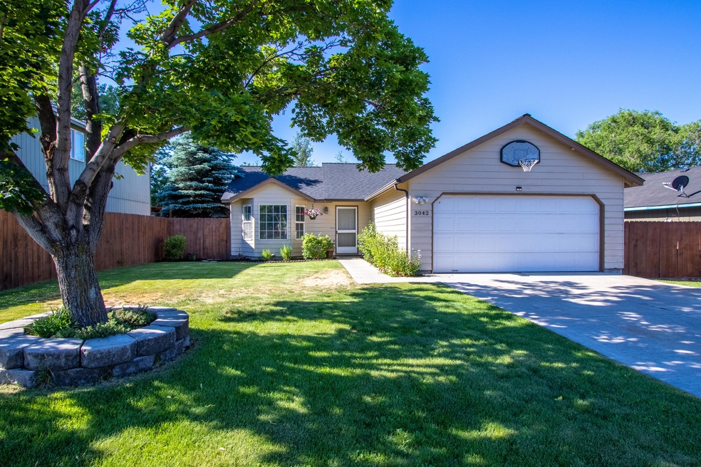 3042 SW Quartz Ave, Redmond, OR 97756 - photo 1