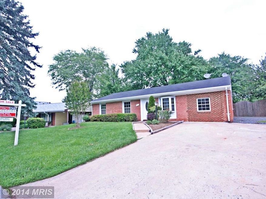 810 W Nettle Tree Rd, Sterling, VA 20164 - photo 1