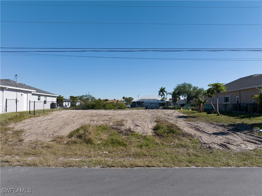 View of yard with driveway