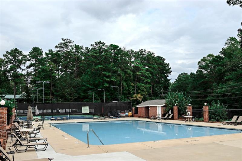 Pool, Golf Course and Restaurant within a few min walk from your front door!