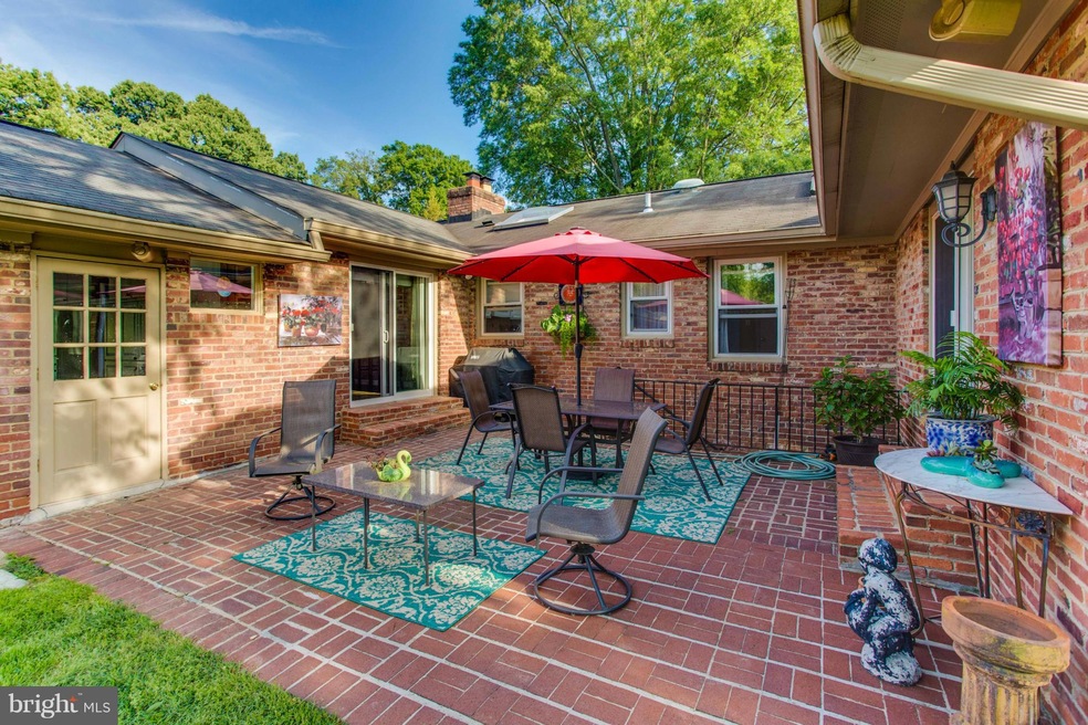 8914 Bridgehaven Ct, Alexandria, VA 22308 - photo 1